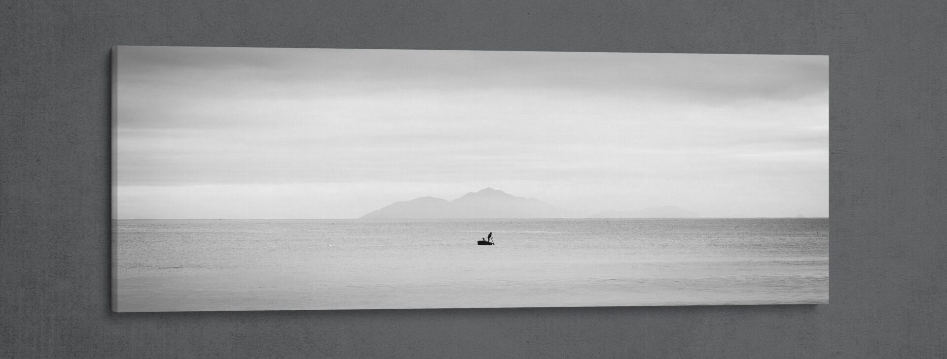 Schwarzweißes Leinwand-Panorama eines einsamen kleinen Fischerboots in Vietnam